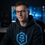 Spieler mit Brille und Crypto-Hoodie im Monitorlicht - Erfahrung mit Jack Casino Auszahlung