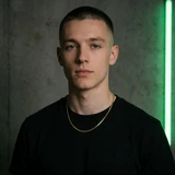 Spieler mit Buzzcut und Goldkette vor Betonwand - Erfahrung mit Jack Casino Sportwetten