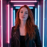 Spielerin mit roten Haaren und Lederjacke im Neonlicht - Erfahrung mit Jack Casino Freispielen